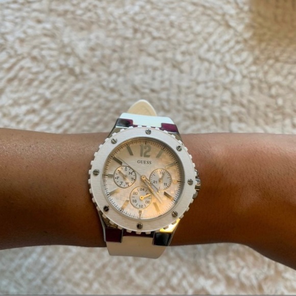 Guess white rubber watch, silver accents. With Tag & box. Good condition - Picture 2 of 3
